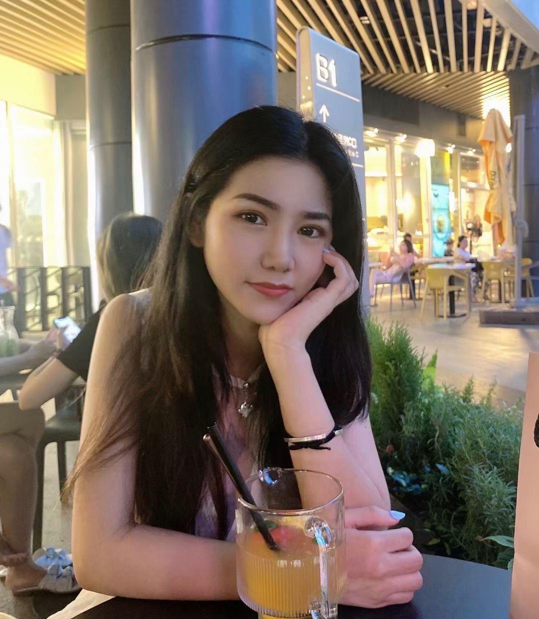 中交财富中心巨乳小姐姐 第2张